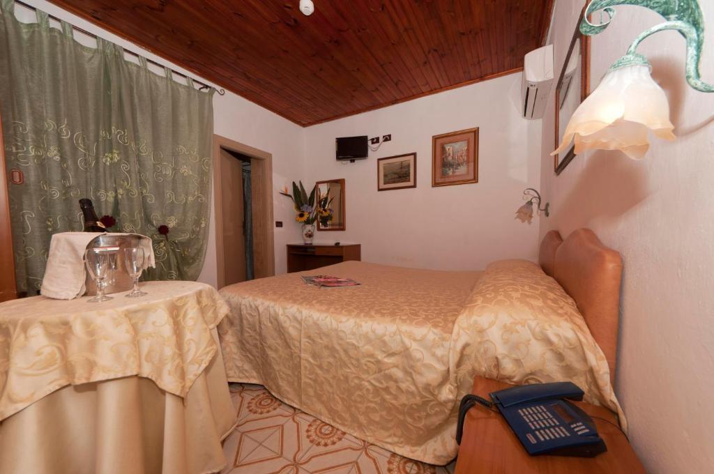 Hotel Villa Franca Forio di Ischia Værelse billede